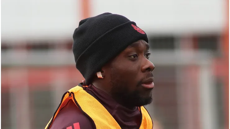 Barcelona esquece Alphonso Davies e monitora destaque do Feyenoord.
