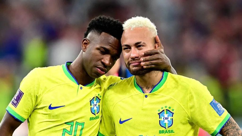 Vinícius Júnior consola Neymar após a eliminação do Brasil na Copa do Mundo de 2022 (IMAGO UlmerTeamfoto)