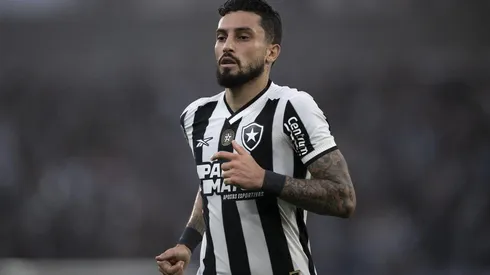 Alex Telles durante a partida entre Botafogo e Cuiabá, no dia 10 de novembro de 2024. (Sipa US / Alamy Stock Photo)