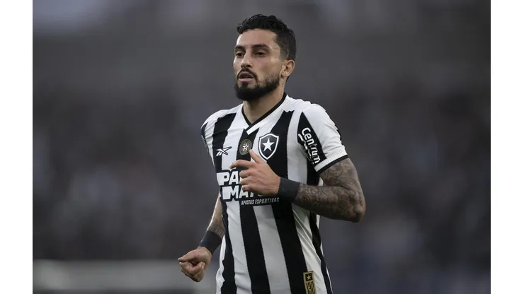Alex Telles durante a partida entre Botafogo e Cuiabá, no dia 10 de novembro de 2024. (Sipa US / Alamy Stock Photo)