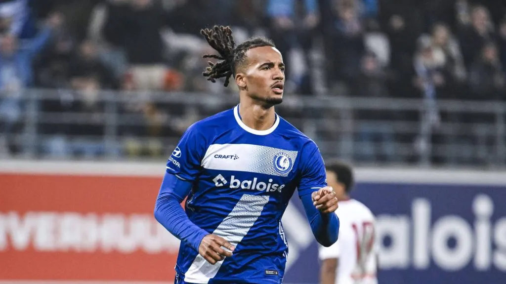 Archie Brown celebrando um gol pelo Gent (IMAGO Belga)