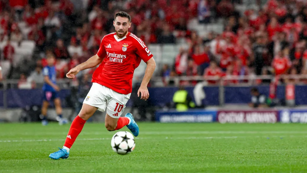 Orkun&nbsp;Kökçü em partida pelo Benfica (Foto: IMAGO / Sports Press Photo)