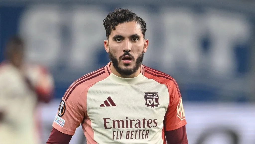 Rayan Cherki com o uniforme alternativo do Lyon em partida pela Europa League (IMAGO DeFodi)