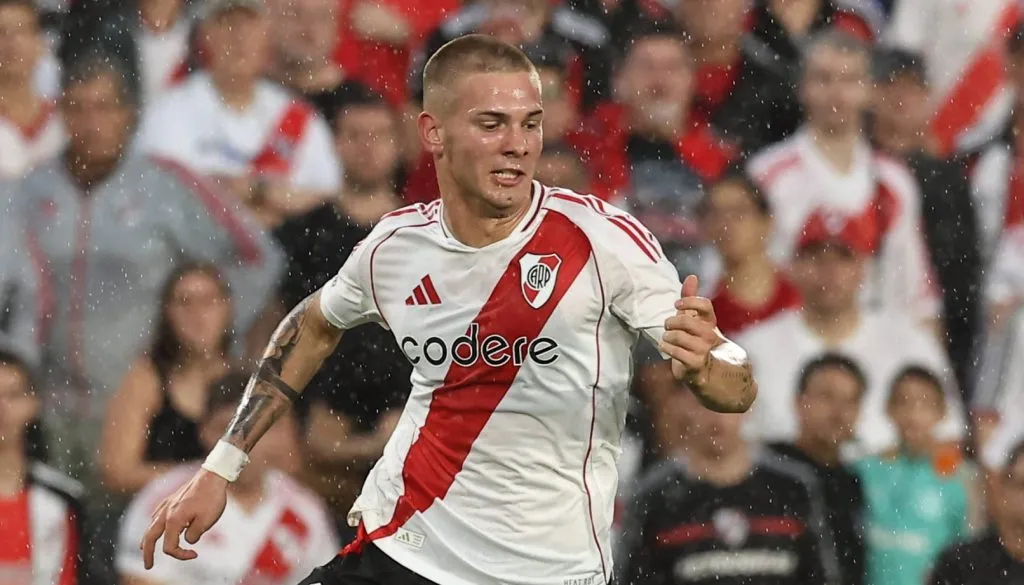 Mastantuono com o uniforme tradicional do River Plate correndo atrás da bola (IMAGO PHOTOxPHOTO)