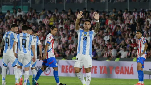 Lautaro Martinez durante a comemoração de seu gol na partida entre Paraguai e Argentina, no dia 14 de novembro de 2024. (UNAR Photo / Alamy Stock Photo)