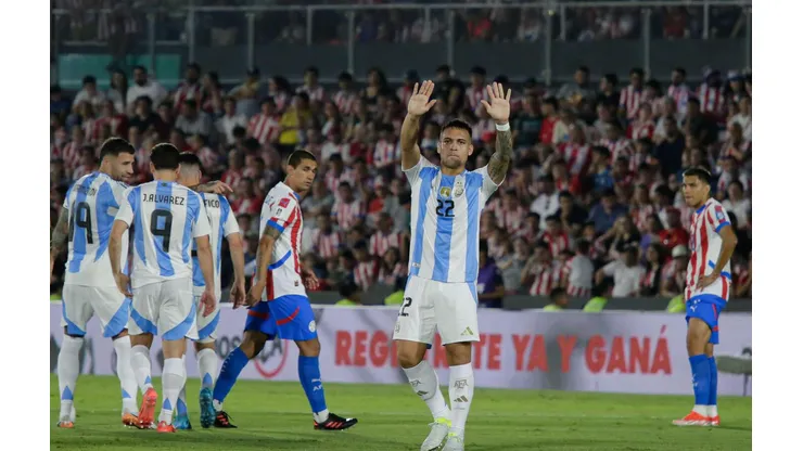 Lautaro Martinez durante a comemoração de seu gol na partida entre Paraguai e Argentina, no dia 14 de novembro de 2024. (UNAR Photo / Alamy Stock Photo)