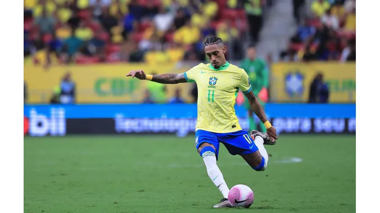 Raphinha em campo pelo Brasil no dia 15 de outubro de 2024, contra o Peru. (Sipa US / Alamy Stock Photo)