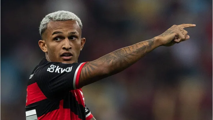 O Flamengo reforçou sua estratégia em relação ao lateral-direito Wesley, classificando-o como "intransferível" nesta janela de transferências, a menos que uma oferta excepcional seja apresentada. (Foto: IMAGO / Carneiro Images)