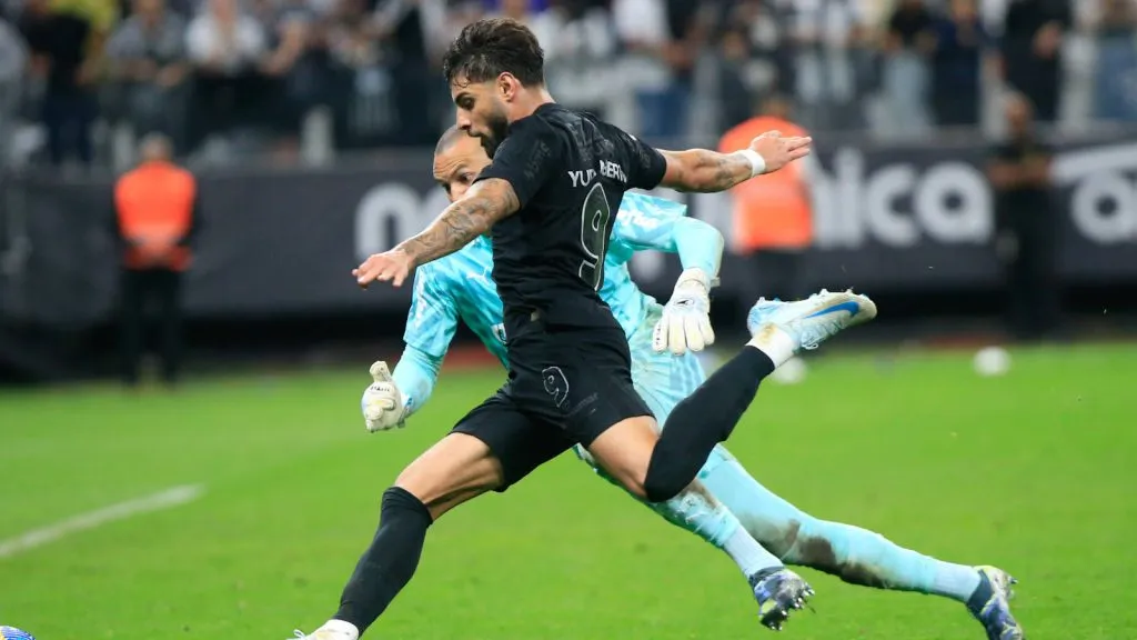 Yuri Alberto se projetando para chutar em um Corinthians v Palmeiras (IMAGO Sports Press Photo)