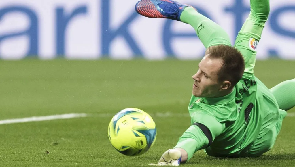Ter-Stegen fazendo uma defesa no canto em um Real Madrid v Barcelona em 2021-22 (IMAGO Guillermo Martinez)