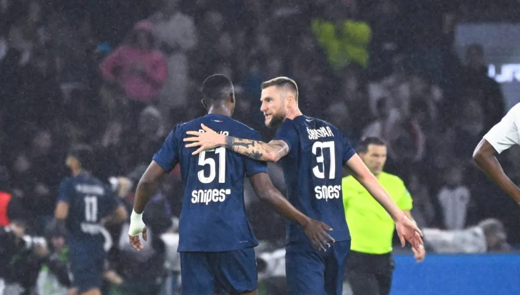Skriniar abraçando Tenórioa em um jogo entre PSG e Olympique de Marseille (IMAGO PanoramiC)