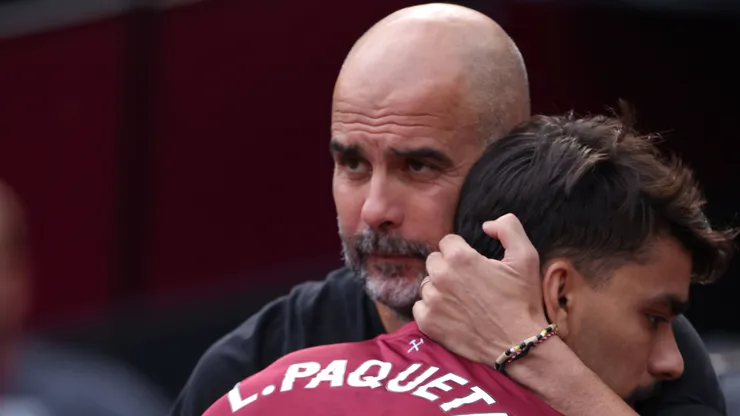 Pep Guardiola abraça Lucas Paquetá em momento complicado