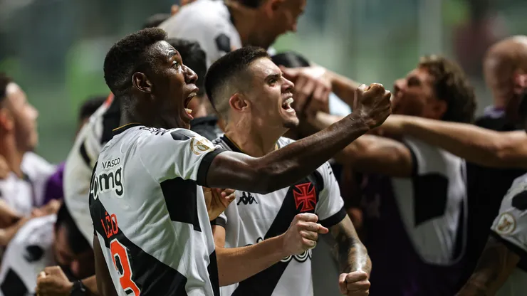 Léo Pelé e Gabriel Pec após partida pelo Vasco Da Gama