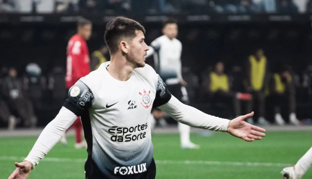 Hugo ajoelhado reclamando de uma falta no jogo Corinthians v Red Bull Bragantino (IMAGO Fotoarena)