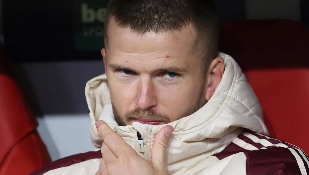 Eric Dier sentado no banco de reservas do Bayern de Munique (IMAGO Ulrich Wagner)