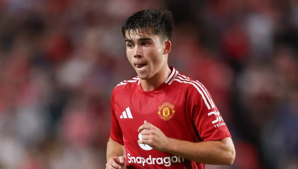 Harry Amass trotando em campo no clássico entre Manchester United v Liverpool no sub-21 (IMAGO ZUMA Press Wire)