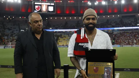 RIO DE JANEIRO, BRAZIL - JUNE 8: Gabriel Barbosa of Flamengo receives tribute of the "greatest Brazilian scorer of the history of Libertadores" next to Marcos Braz, football manager, before a Copa CONMEBOL Libertadores 2023 Group A match between Flamengo and Racing Club at Maracana Stadium on June 8, 2023 in Rio de Janeiro, Brazil. (Photo by Wagner Meier/Getty Images)