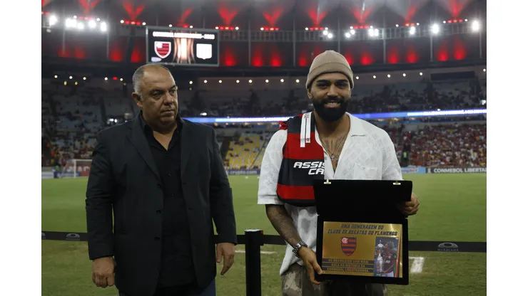 RIO DE JANEIRO, BRAZIL - JUNE 8: Gabriel Barbosa of Flamengo receives tribute of the "greatest Brazilian scorer of the history of Libertadores" next to Marcos Braz, football manager, before a Copa CONMEBOL Libertadores 2023 Group A match between Flamengo and Racing Club at Maracana Stadium on June 8, 2023 in Rio de Janeiro, Brazil. (Photo by Wagner Meier/Getty Images)