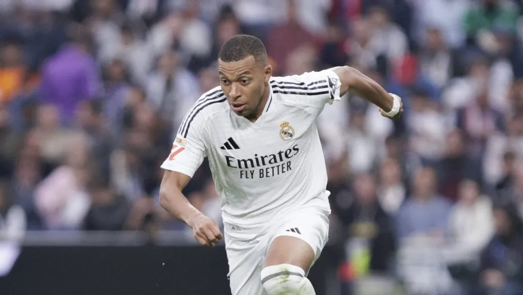 Mbappé conduzindo a bola em partida entre Real Madrid v Osasuna (IMAGO ZUMA Press Wire)