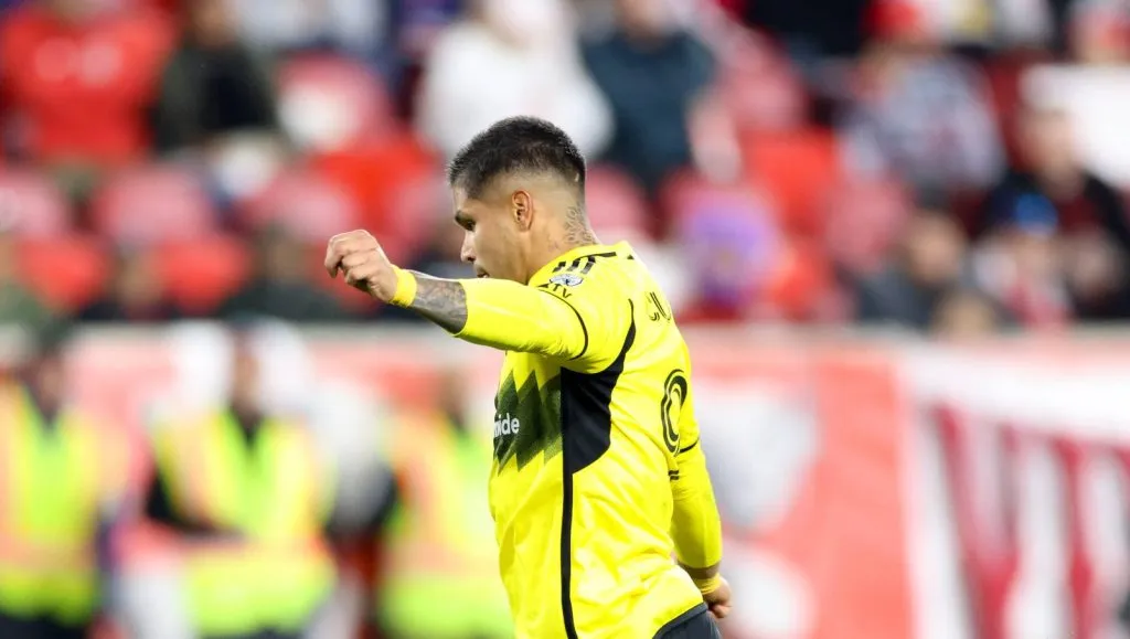 Cucho Hernández se preparando para um chute pelo Columbus Crew (IMAGO Icon Sportswire)