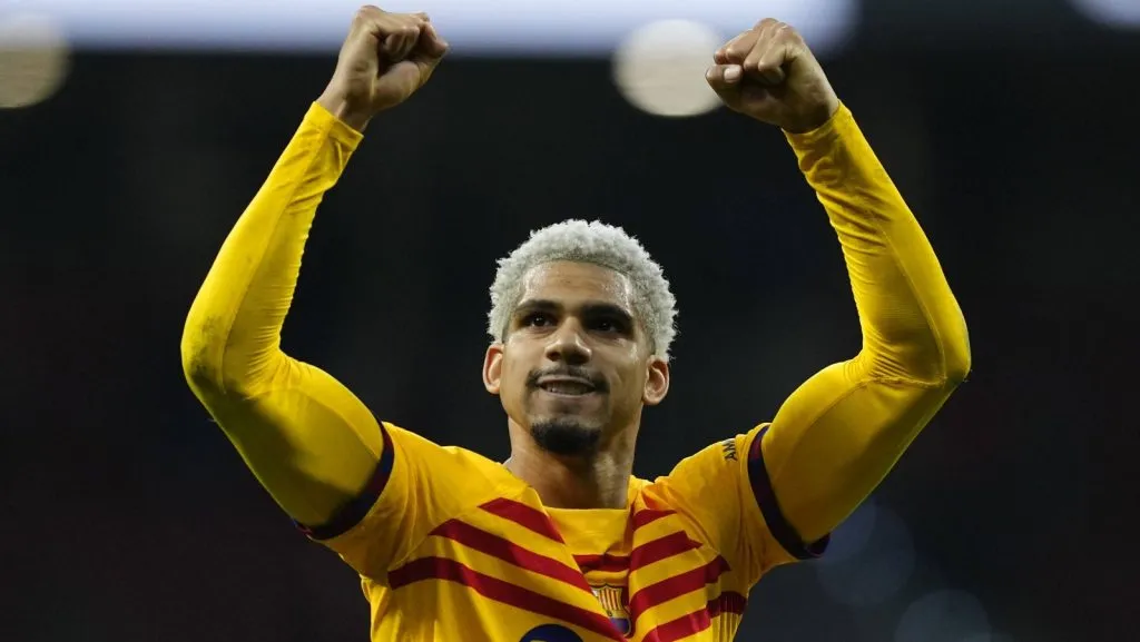 Ronald Araujo, zagueiro do Barcelona e do Uruguai, comemora a vitória após a partida da LaLiga EA Sports entre Atlético de Madrid e FC Barcelona no Estádio Civitas Metropolitano em 17 de março de 2024, em Madrid, Espanha.