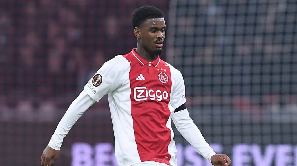 Jorrel Hato em ação com a camisa do Ajax contra o Maccabi Tel Aviv (IMAGO Revierfoto)