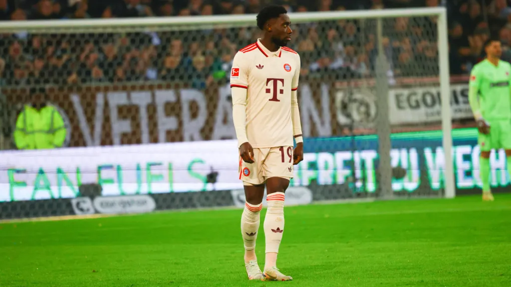 Alphonso Davies em partida pelo Bayern de Munique (Foto: IMAGO / HMB-Media)
