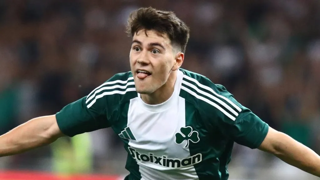 Facundo Pellistri, do Panathinaikos, celebra após marcar o gol de 1-0 durante a partida de volta das oitavas de final da UEFA Conference League entre Panathinaikos e Lens, realizada no Centro Olímpico de Atletismo de Atenas, em Atenas, Grécia, em 29 de agosto de 2024. (Foto: IMAGO / One Inch Productions)