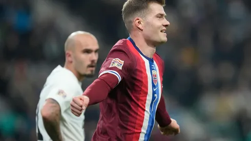Sorloth comemora seu gol na vitória da Noruega sobre a Eslovênia, no dia 14 de novembro de 2024. (Associated Press / Alamy Stock Photo)
