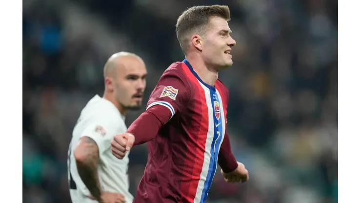 Sorloth comemora seu gol na vitória da Noruega sobre a Eslovênia, no dia 14 de novembro de 2024. (Associated Press / Alamy Stock Photo)
