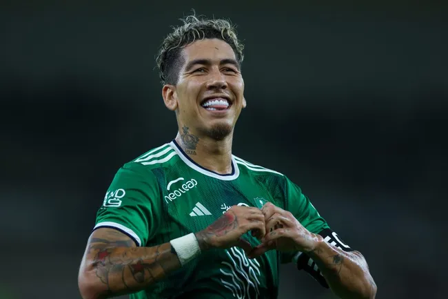 Roberto Firmino celebrando gol pelo Al-Ahli. (Photo by Yasser Bakhsh/Getty Images)