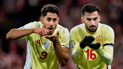 Ayoze Perez e Alex Baena em partida pela Espanha