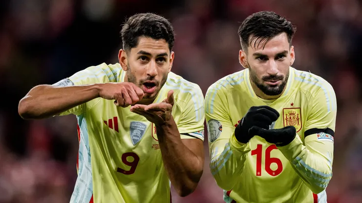 Ayoze Perez e Alex Baena em partida pela Espanha