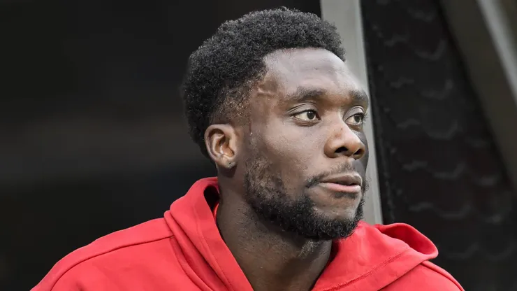 Alphonso Davies, do Bayern de Munique, pode ajudar a trazer contratação. Foto: IMAGO / pepphoto