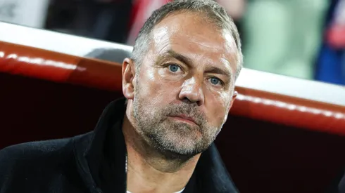 Hansi Flick, treinador do Barcelona, não está nada feliz com as atitudes desse jogador nos bastidores. Foto: IMAGO / Nico Herbertz