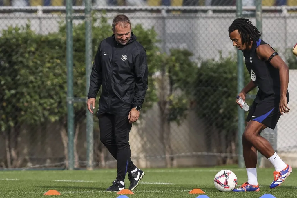 Hansi Flick não tem gostado dos atrasos de Jules Kounde no Barcelona. Foto: IMAGO /&nbsp;ZUMA Press Wire