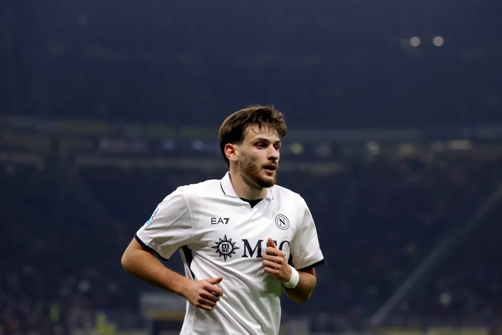 Kvaratskhelia do Napoli, estaria disposto a se mudar para o Barcelona. Ele valoriza essa possibilidade, segundo o portal Fichajes. Foto: IMAGO /&nbsp;Sportimage