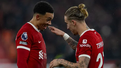 Alexander-Arnold (à esquerda) e Tsimikas (à direita), pelo Liverpool. Foto: IMAGO / Propaganda Photo