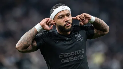 Memphis Depay comemora gol marcado pelo Corinthians.