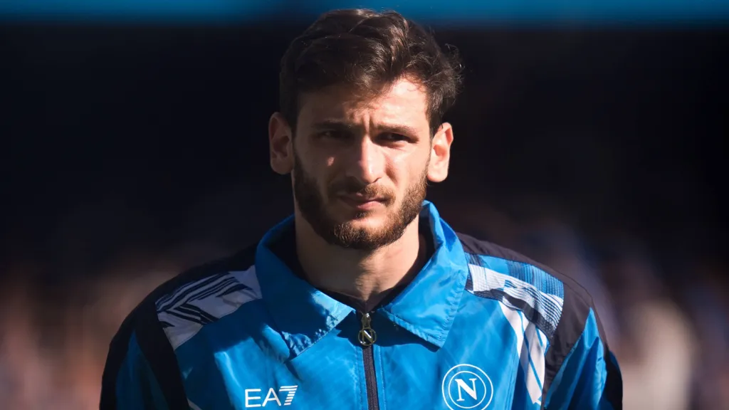 Kvaratskhelia antes de jogo pelo Napoli (Foto: IMAGO / Giuseppe Maffia)