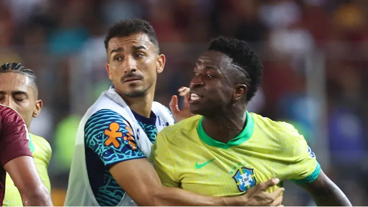 Vini Jr entra em atrigo com jogadores da Venezuela. Foto: Edilzon Gamez/Getty Images