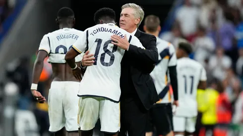 Carlo Ancelotti e Tchouaméni juntos pelo Real Madrid