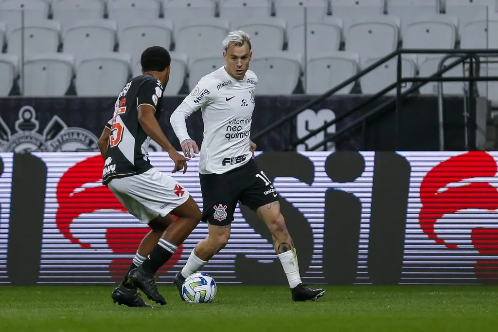 Cruzeiro se aproxima de Roger Guedes. (Photo by Ricardo Moreira/Getty Images)