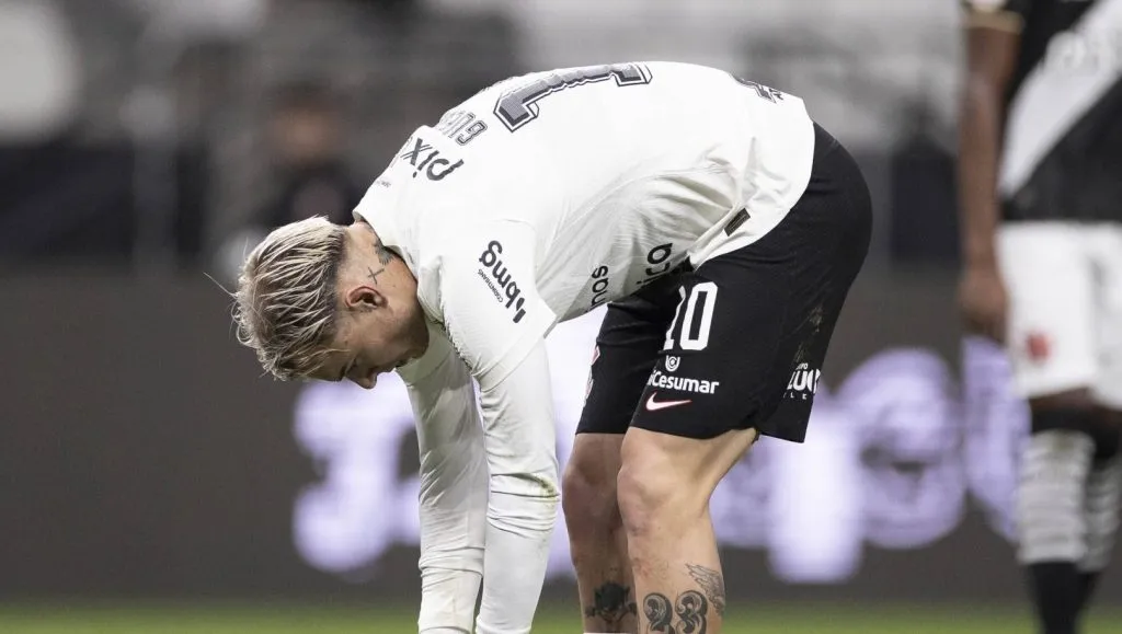 Róger Guedes arrumando a bola para cobrar um pênalti em um Corinthians v Vasco (IMAGO / Fotoarena)