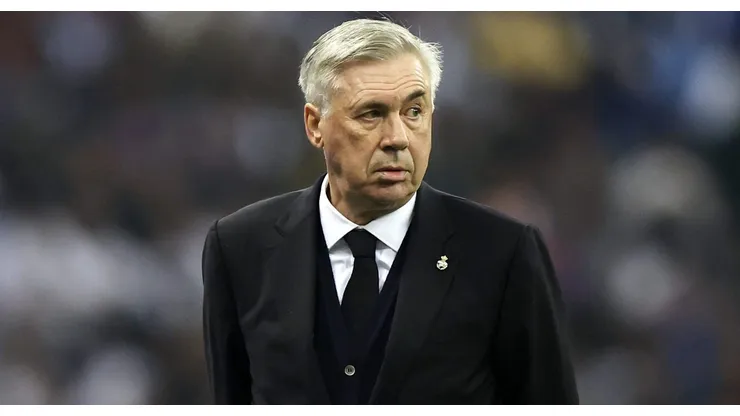 Carlo Ancelotti na beira do gramado pelo Real Madrid.