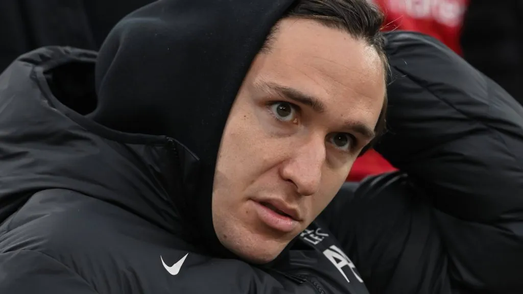 Federico Chiesa sentado no banco de reservas no Liverpool v Brighton (IMAGO News Images)