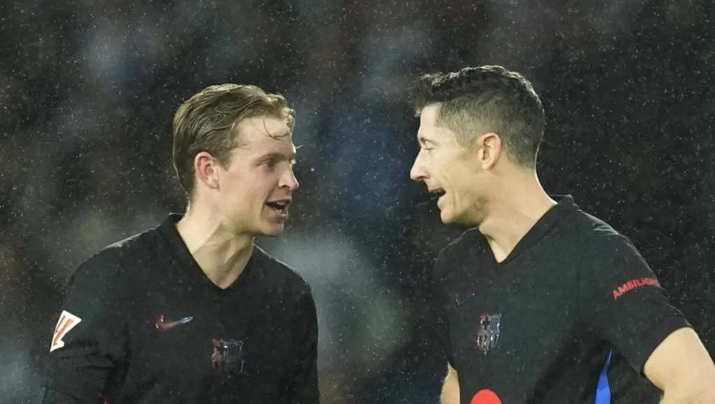 Frenkie de Jong conversando com Robert Lewandowski em Real Sociedad v Barcelona (IMAGO NurPhoto)