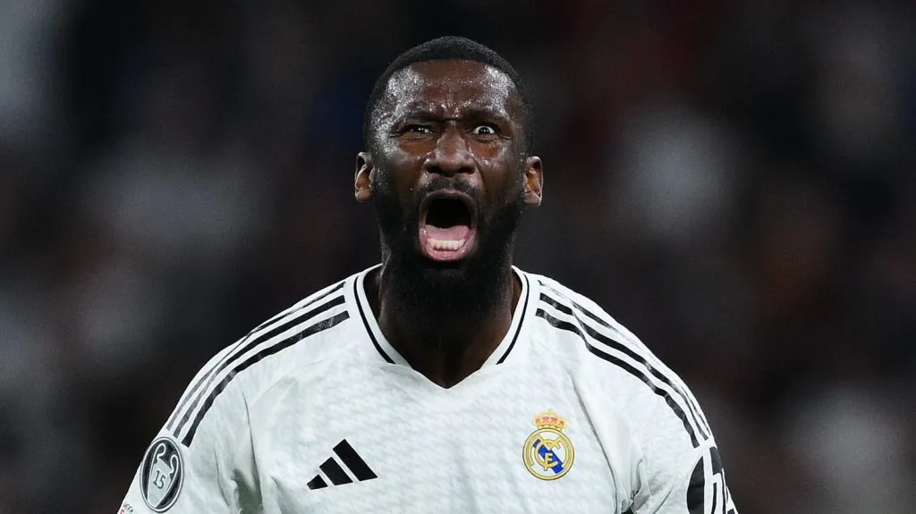 Rüdiger com o uniforme tradicional do Real Madrid em campo (David Ramos / Getty Images)