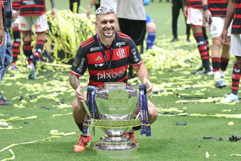 Arrascaeta com o troféu da Copa do Brasil Foto: Gilson Lobo/AGIF