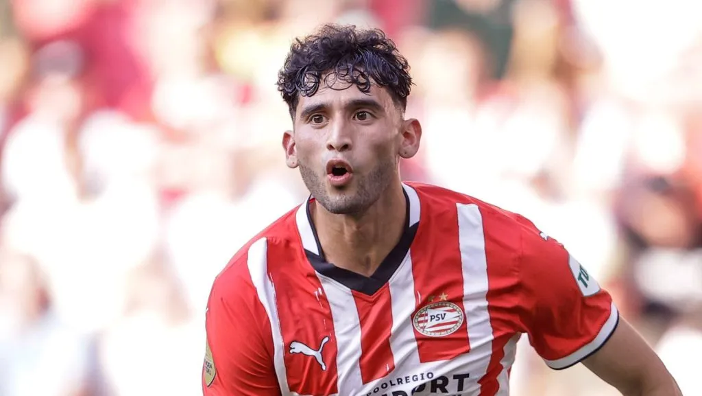 Ricardo Pepi, do PSV, observa durante uma partida da Eredivisie holandesa entre PSV e Go Ahead Eagles no Philips Stadion em 1º de setembro de 2024, em Eindhoven, Países Baixos. (Foto: IMAGO / BSR Agency)